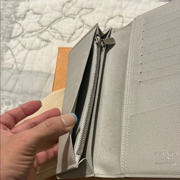 Louis Vuitton Elegant Gray Wallet - Picture 3 of 6